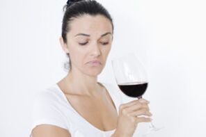 La femme boit du vin comment arrêter