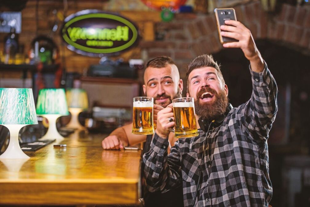 Les hommes boivent de la bière comment arrêter