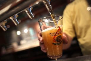 Le barman verse de la bière dans un verre