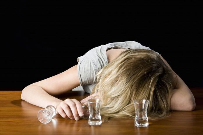 La femme boit de l'alcool comment arrêter