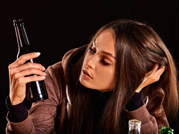 Fille avec une bouteille, comme vous pouvez vous débarrasser de la dépendance