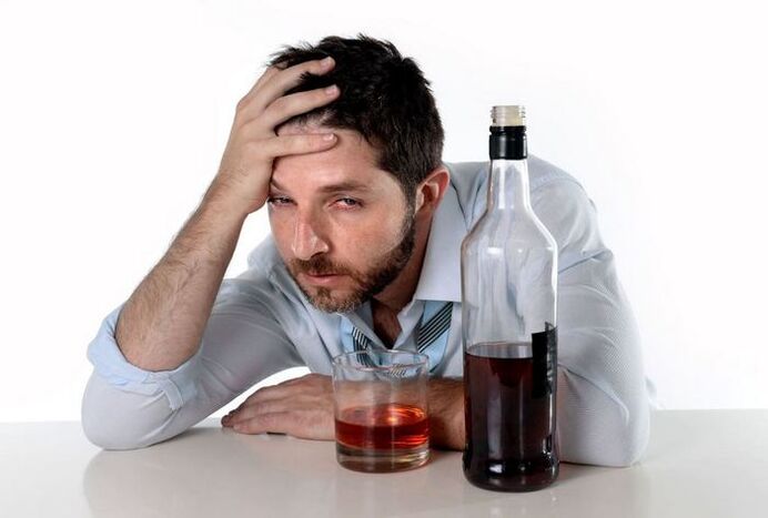 L'homme qui souffre d'alcoolisme et comment boire cesse de boire