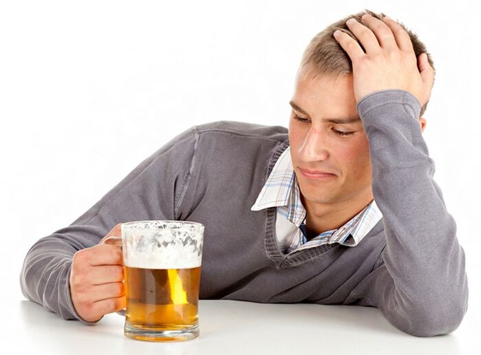Un homme boit de la bière pendant que vous vous arrêtez