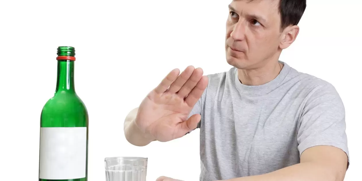 Un homme rejette l'alcool