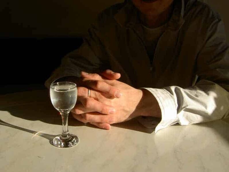 Si vous buvez chaque jour ne serait-ce que de petites doses d’alcool fort, vous développerez une dépendance à l’alcool.