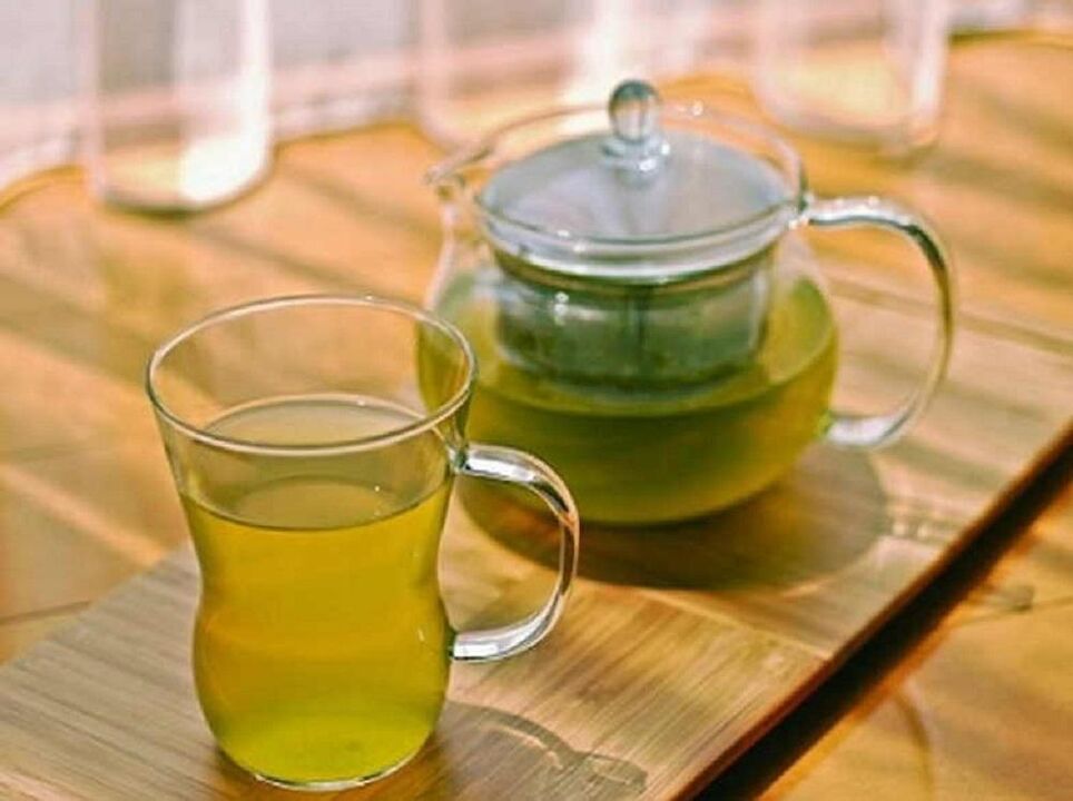 Décoction d'absinthe pour qu'une femme abandonne l'alcool