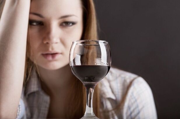 Femme buvant du vin, comment arrêter de boire