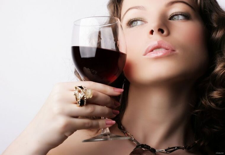 Même une femme riche est sujette à l’alcoolisme