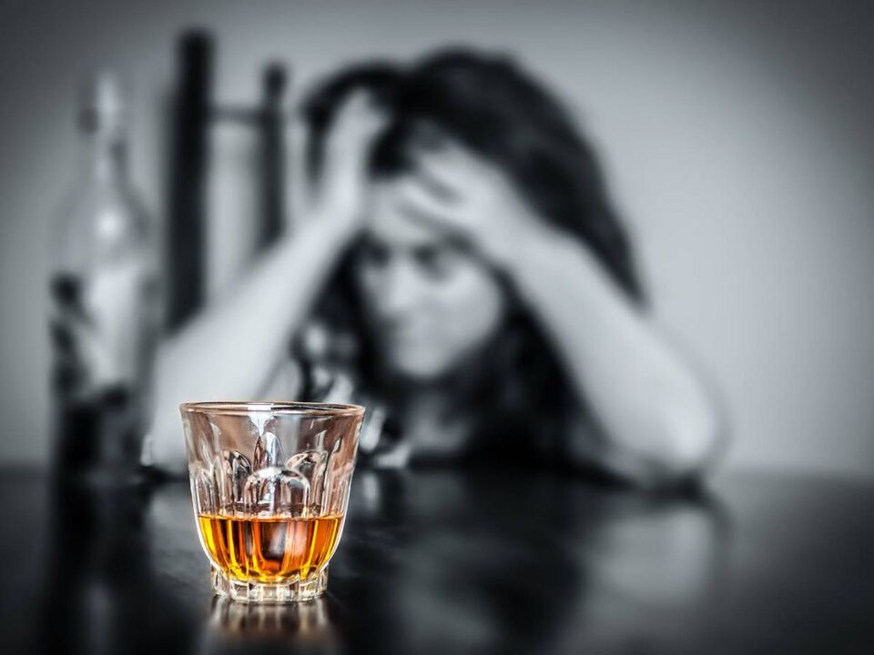 Un stress constant pousse une femme à boire de l'alcool
